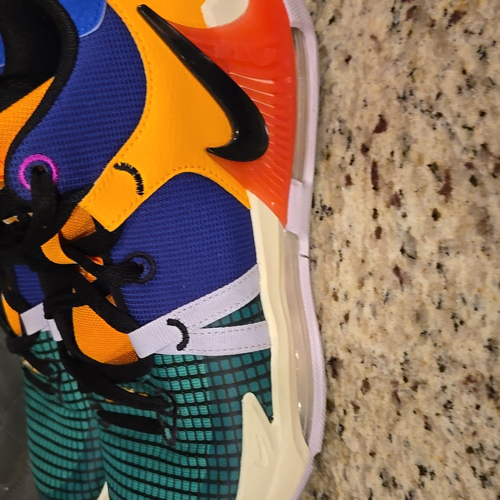 Nike LeBron Kids Basketball Shoes Multicolor Size 6Y - Picture 4 of 6